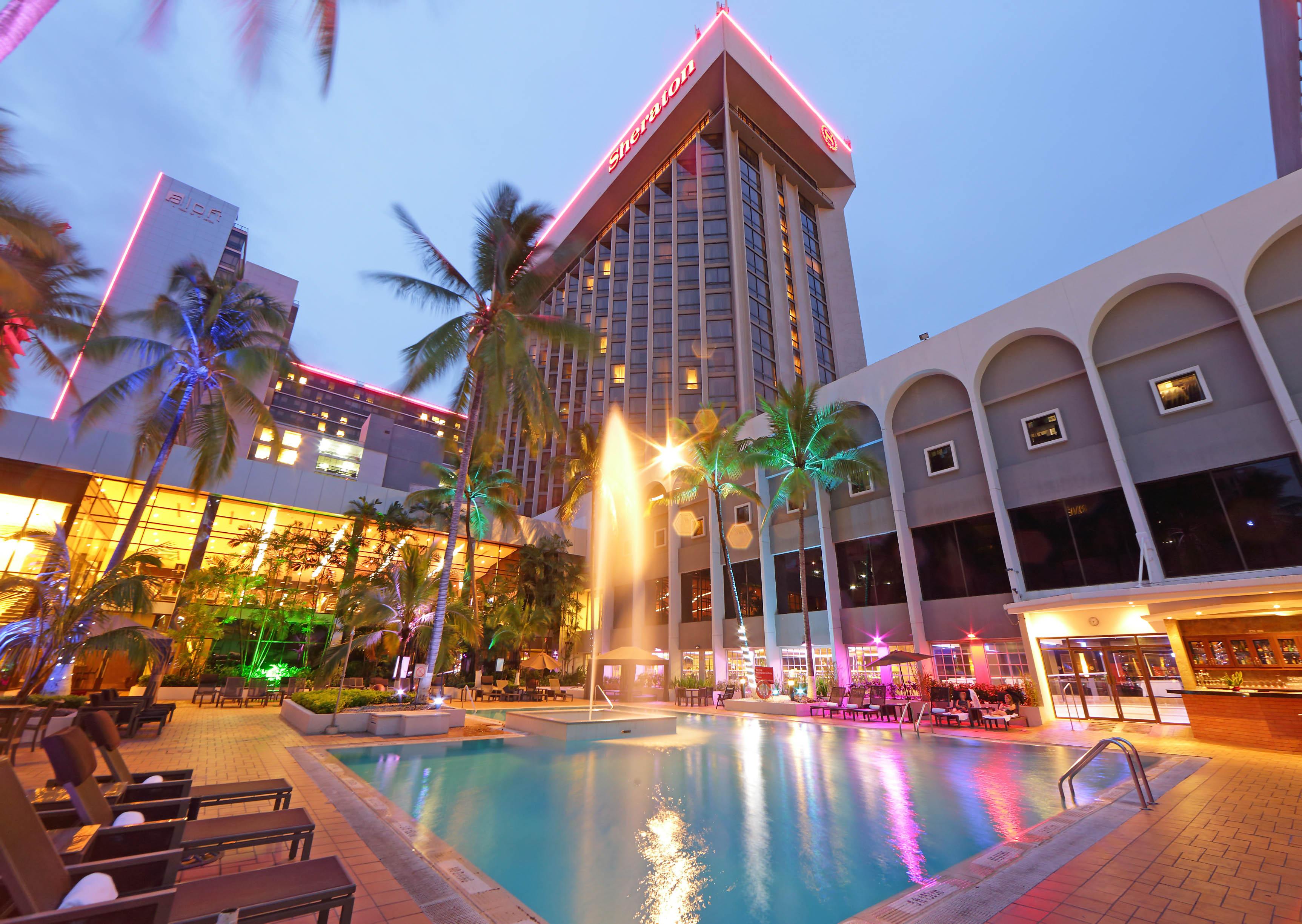 Sheraton Grand Panama Bagian luar foto The hotel's pool