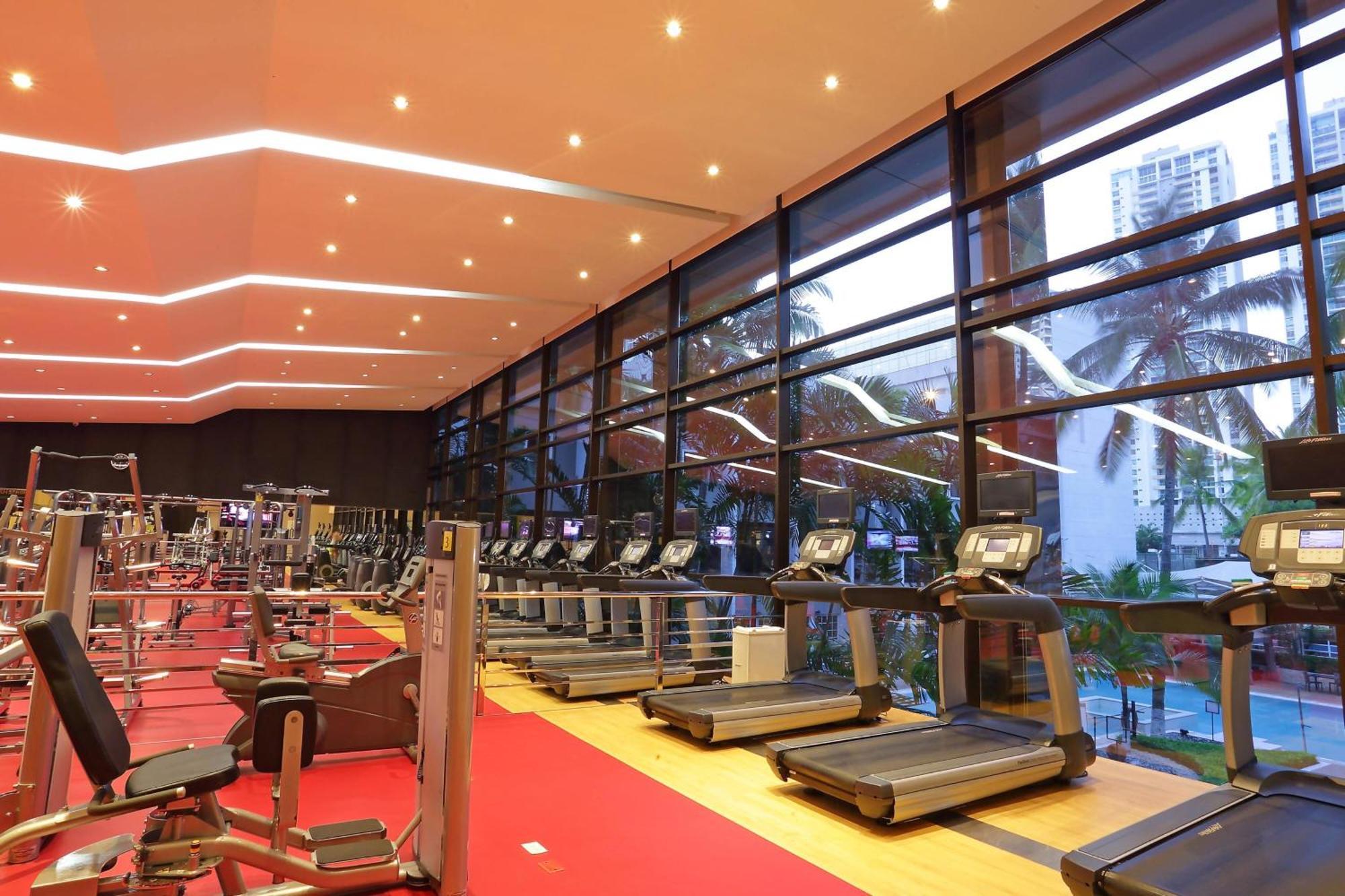 Sheraton Grand Panama Bagian luar foto The gym at the hotel