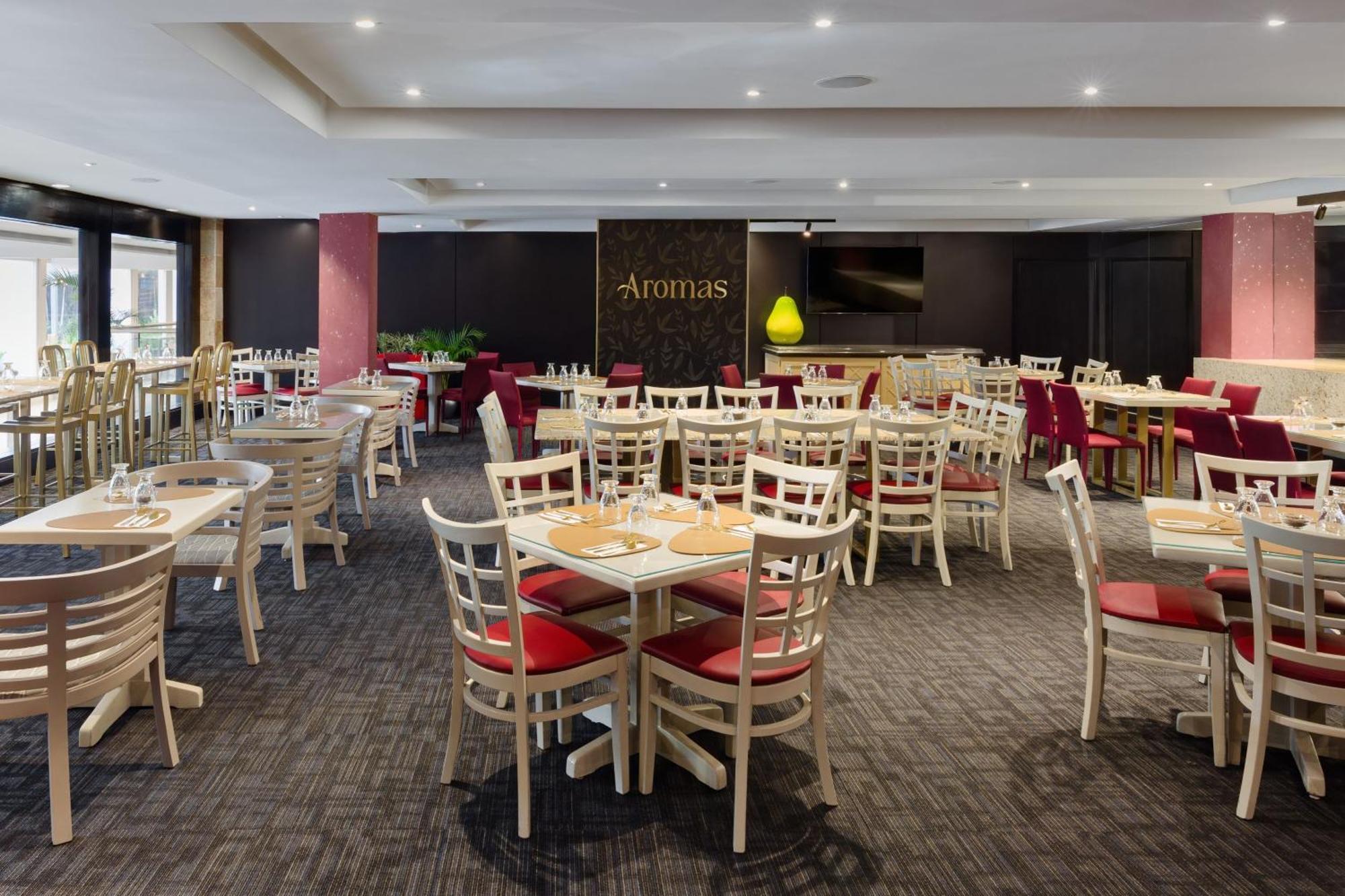 Sheraton Grand Panama Bagian luar foto A restaurant in the airport