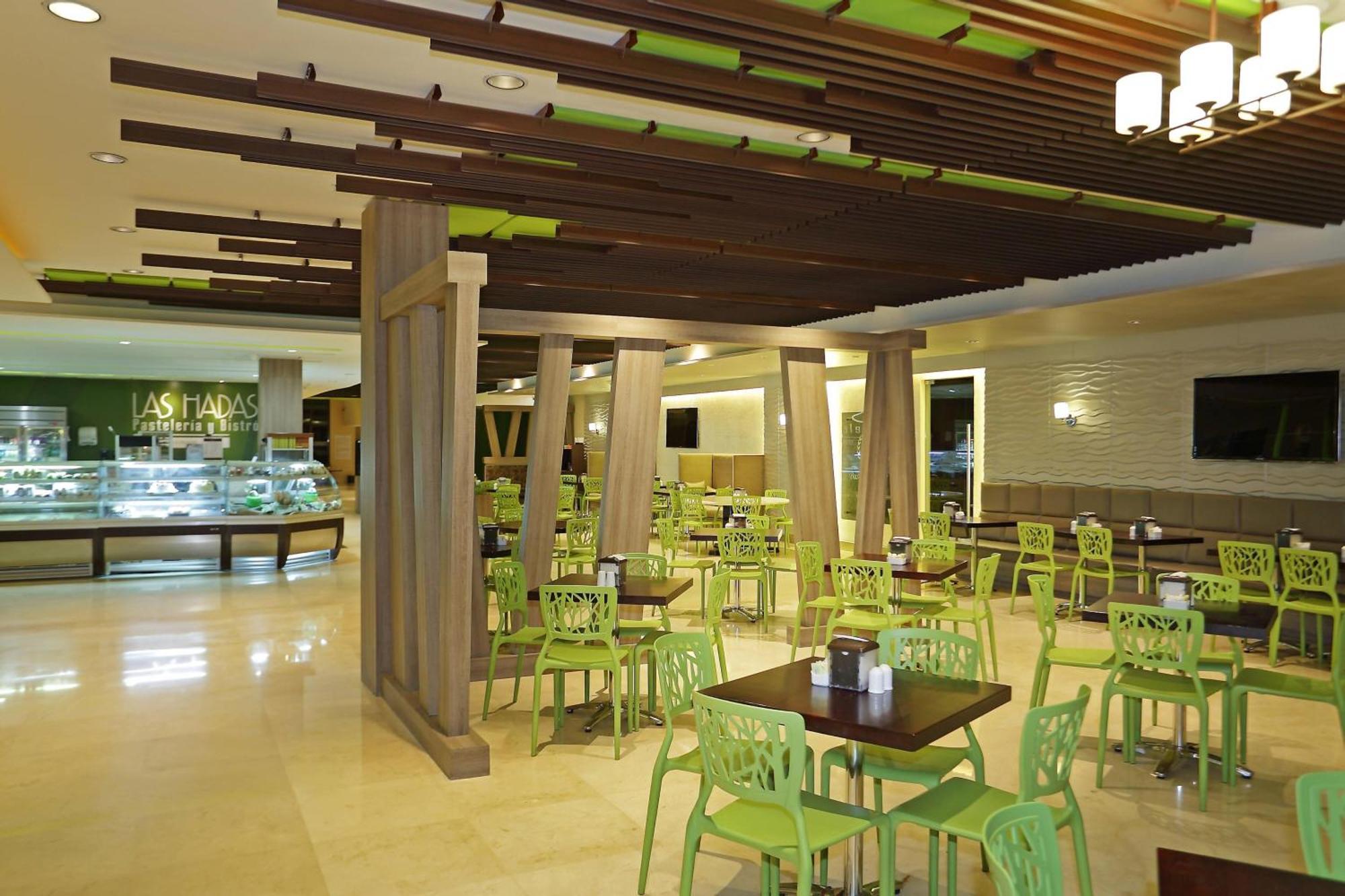 Sheraton Grand Panama Bagian luar foto The interior of the restaurant