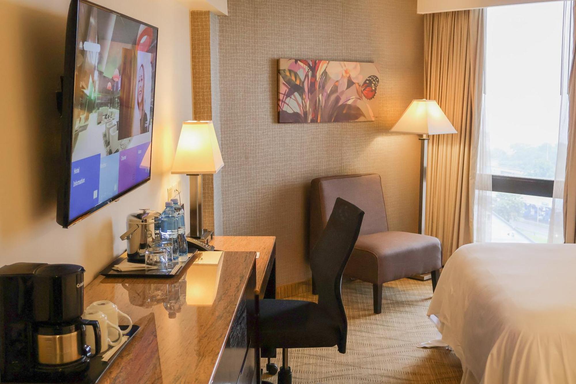 Sheraton Grand Panama Bagian luar foto A guest room at the Hilton San Francisco