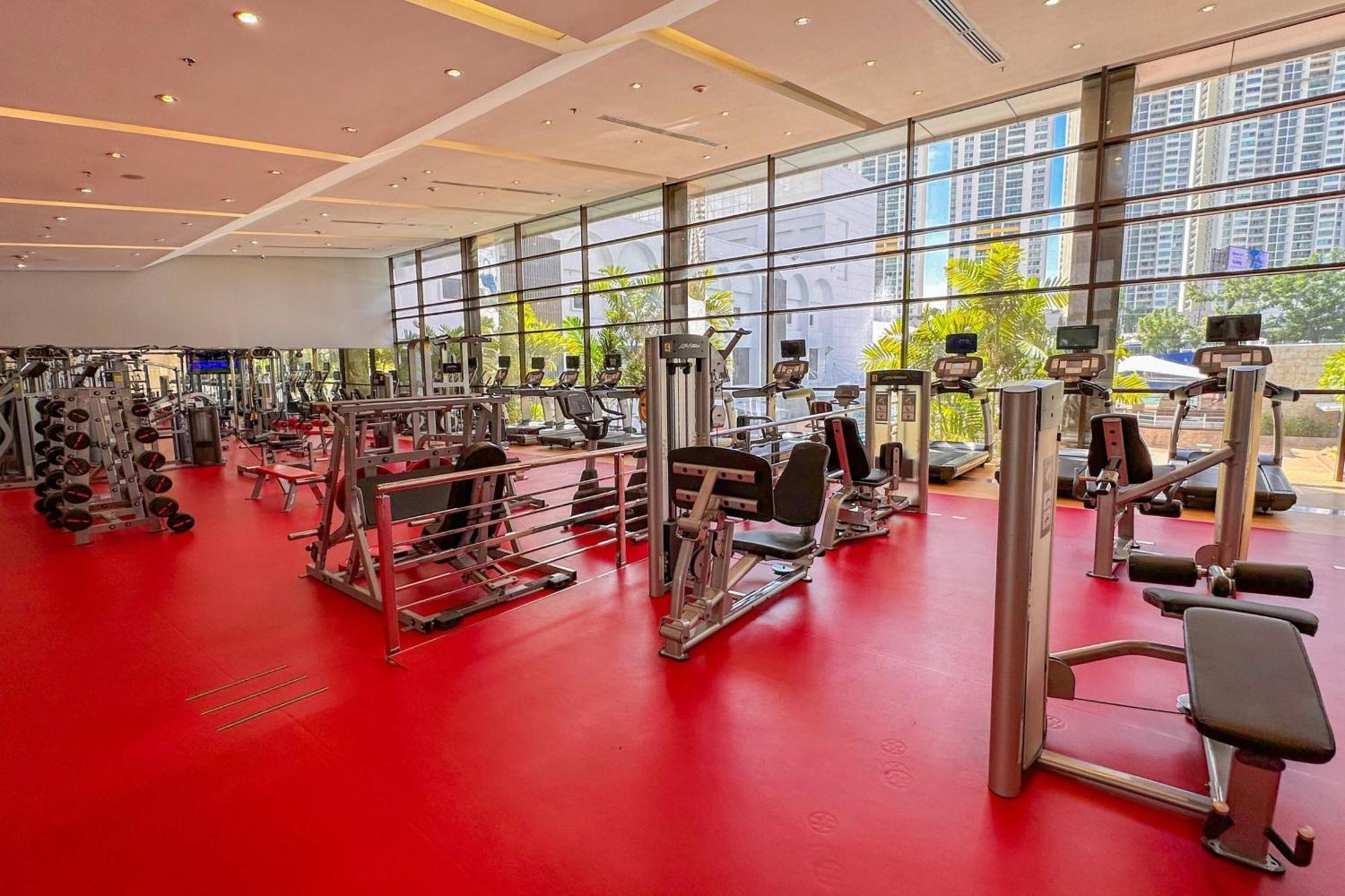 Sheraton Grand Panama Bagian luar foto The gym at the hotel