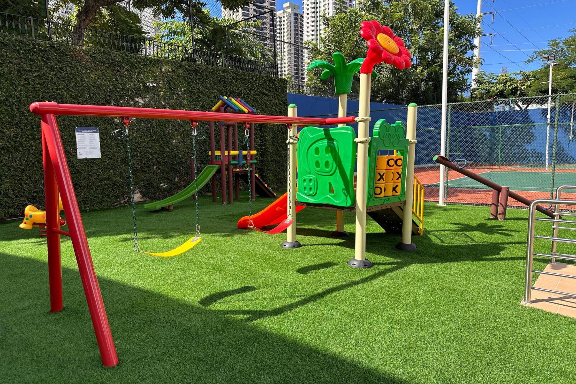 Sheraton Grand Panama Bagian luar foto Playground at the school