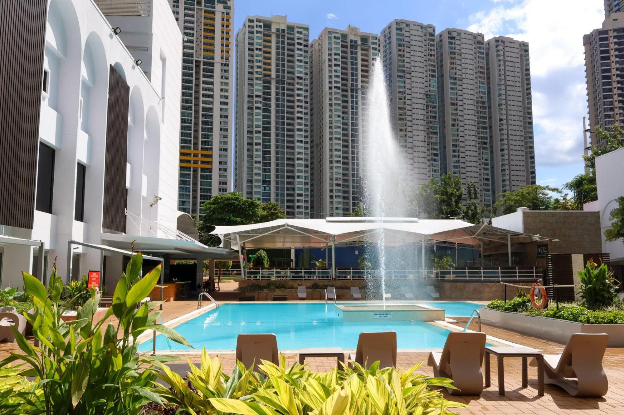 Sheraton Grand Panama Bagian luar foto The swimming pool at the clubhouse